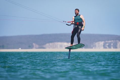 Kitefoiling in der Lagune von Langebaan in Südafrika