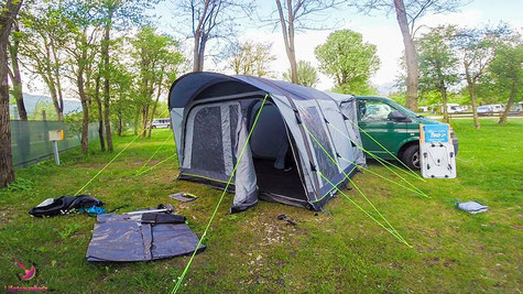VW Bus mit Outwell Vorzelt am Campingplatz