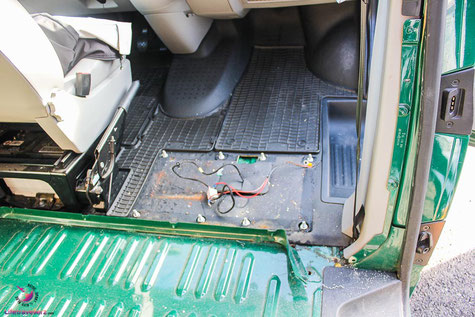 Camper Conversion, den Stieg der Trennwand im VW Bus entfernen