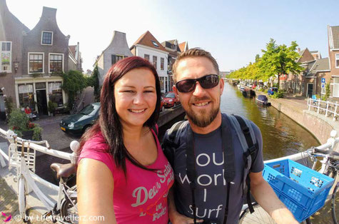 Melanie und Juergen von Lifetravellerz.com in Amsterdam auf einer Brücke