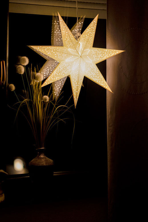 Schlichter Weihnachtsstern in Weiß Weihnachtssterne aus Papier für die eigene Weihanchtsdeko sind alle Jahre wieder das Highlight schlechthin. Mit der Magie schillernder Lichter verbinde ich persönlich die besinnlichste Zeit des Jahres | Hot Port Life & Style | Deutscher Style Blog