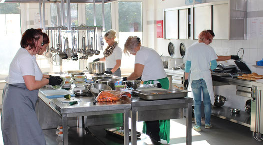Foto: (Jobcenter Salzlandkreis) Bewerber testen den Arbeitsalltag beim Fast-Food-Riesen McDonald’s in den Räumen der Akademie Überlingen.