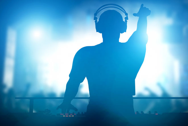 Discjockey trotz Arbeitsunfähigkeit: Clubbesuche der Aaden Detektive Hamburg dj-im-club-aaden-detektei-hamburg Discjockey trotz Arbeitsunfähigkeit: Clubbesuche der Aaden Detektive Hamburg