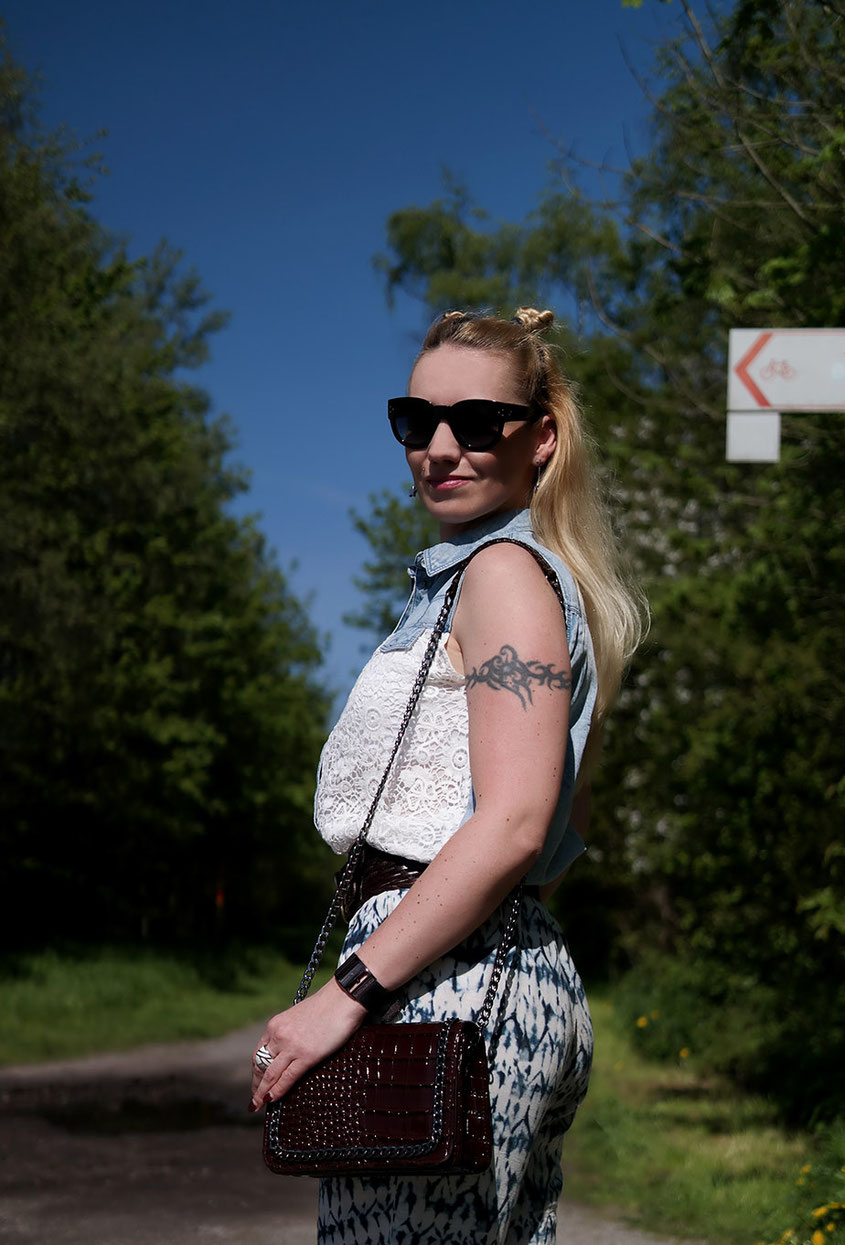 Outfit | Jeansbluse mit Spitze zur weiten Sommerhose | Lace denim top and wide leg trousers | hot-port.de | 30+ Fashion & Lifestyle Blog