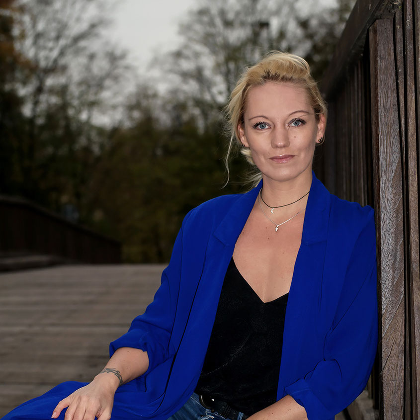 Nicht zu warm, nicht zu kalt - das allseits bekannte Problem zur Übergangszeit. Immer wieder stellt sich daher die Frage, welche Jacke die richtige Wahl in dieser schwierigen Zeit ist?! Bloggerin Franny Fine wagt den Versuch eines #DusterCoats | Dem perfekten Übergangsmantel X Brokat Top | Hot Port Life & Style | www.hot-port.de | Mode & Lifestyle Blog für Frauen um die magische 30