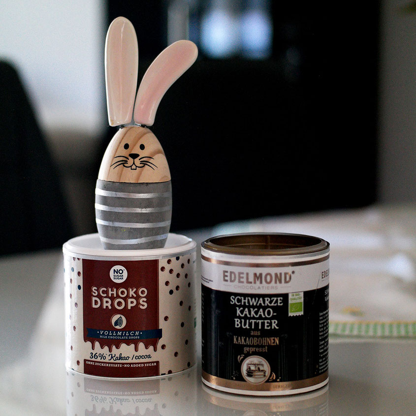 Edelmond Schwarze Kakaobutter & Schokodrops aus Xylit Passend zu Ostern wollte Bloggerin Franny Fine eine zuckerreduzierte Variante leckerer Schoko Ostereier kredenzen, doch das ist gehörig in die Hose gegangen, weswegen aus dem Schokoladenei Mango Dessert ein Mango Kokos Dessert mit Schokobruch geworden ist | Hot Port Life & Style | 30+ Lifestyle Blog aus Deutschland