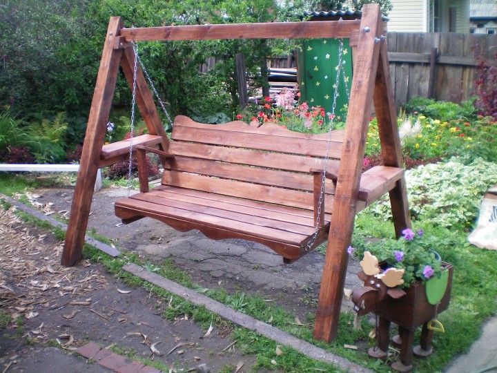 Качели для сада из дерева