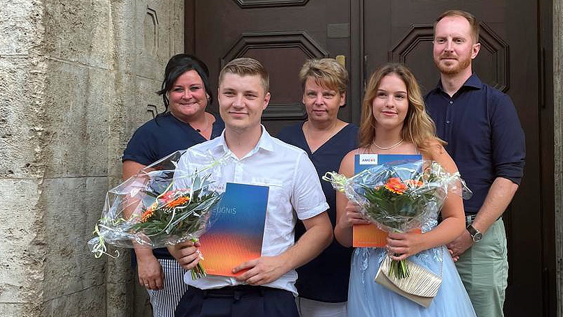 FK_Bernburg_Absolventen_Aschersleben.jpg: Gemeinsame Freude über den erfolgreichen Abschluss bei der Zeugnisausgabe in Aschersleben: (v.l.n.r.): Ausbildungskoordinatorin Mandy Rullert, Absolvent Philipp Kleine, die stellvertretende Ausbildungskoordinatori