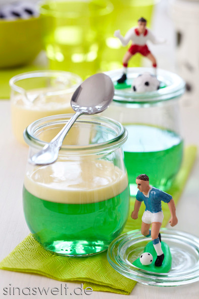 Fußball, WM, EM, Dekoideen, Tischdeko, Fußballabend, Feier, Party, Fußballparty, Tipps, Ideen, Wackelpudding, Grüne Grütze, Vanilliesauce, Dessert