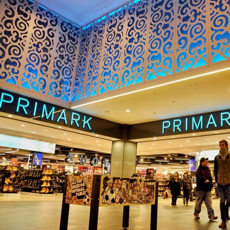 Primark Shop Seitdem es Fast Fashion Discounter wie Primark & Co. in Deutschland gibt, ist das Gefühl besonderer Mode abhanden gekommen. Mode im Überfluss gehört inzwischen zu dieser Gesellschaft, wie die Luft zum Atmen! Glücklicherweise findet ein Umdenken statt & dser Hype um Klamottendealer wie Primark findet ein Ende | Hot Port Life & Style | 30+ Lifestyle Blog