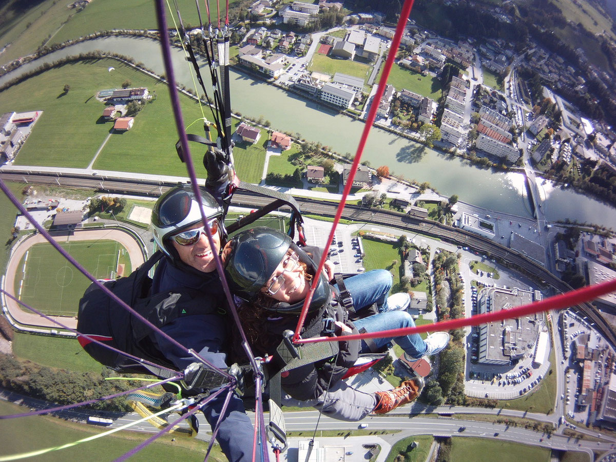 Blick nach unten beim Paragleiten