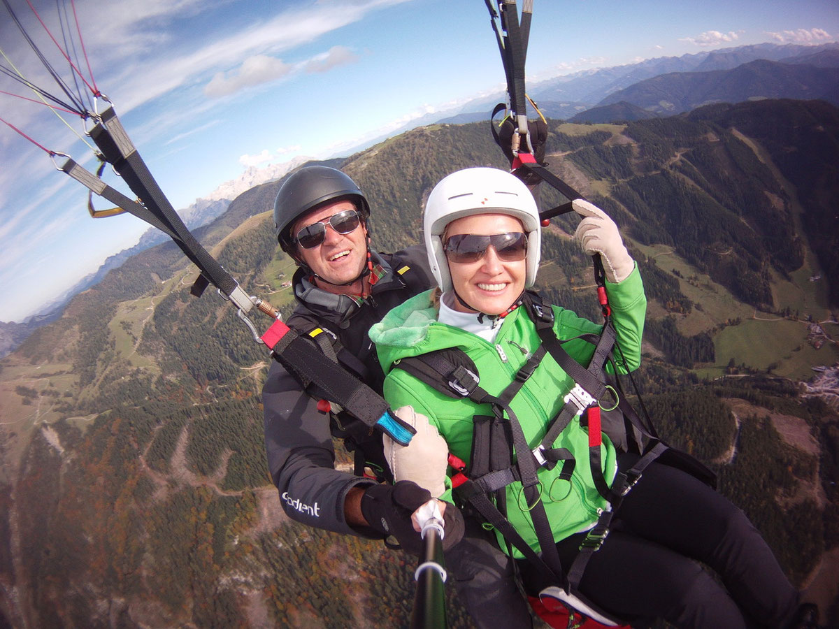 Passagier und Pilot beim Tandemflug