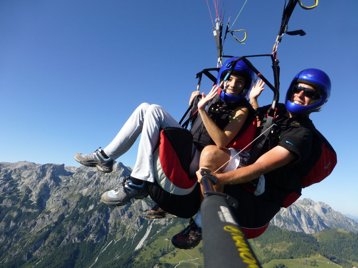 Tandemflug vor Bergkulisse