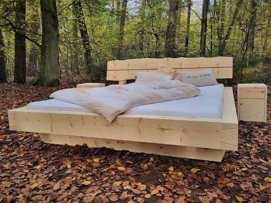 Zirbenbett mit Nachttischen aus Massivholz