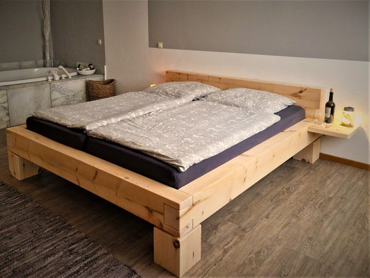 Zirbenbett aus Massivholz im Schlafzimmer