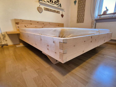 Modernes Zirbenbett schwebend aus Massivholz