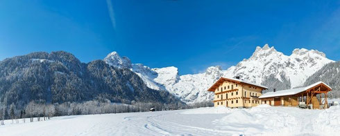 Oberlehengut Werfenweng mit Bergpanorama