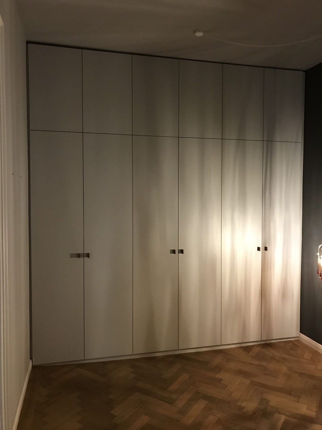 Einbauschrank, Ledergriff, schwarze Beschläge, München