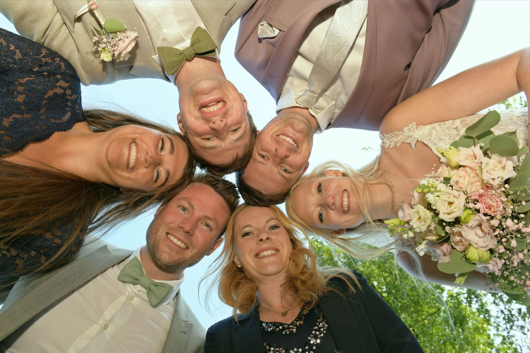 Brautpaar mit Trauzeugen als Gruppe von unten fotografiert - Fotograf Hochzeit Bielefeld