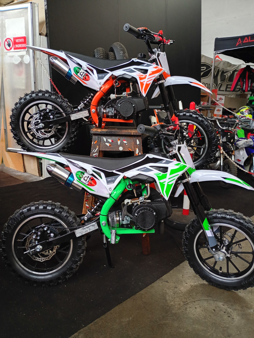 Foto scattata presso Sandrokan Shop, Esposizione minicross 49cc Modello Sport VPR e Pit bike