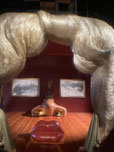Installation auf verschiedenen Ebenen im Teatro Museu in Figueres