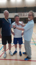 Penningmeester Jan Mossink (R) hangt Frits Hartman (L) en Wil Zwang het coachfluitlintje om op de dag van de coaches.