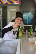 Kinder beim Cocktails mixen