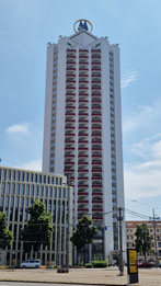 Hochhaus Wintergartenstraße mit dem MM-Emblem auf dem Dach.