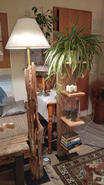 Blumen/Bücherregal (2.52) Stehlampe (4.45) recycelte Althölzer