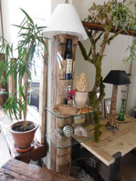 Stehlampe, massiver Eichenbalken, Glasablagen, Flaschendepot (2.74)