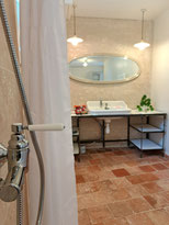 La salle d'eau du rez de chaussée du Grand Roc est claire et équipée d'une douche à l'italienne et d'un meuble vasque accessible