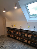 La salle d'eau du dortoir du Grand Roc - Gîte cosy en Touraine - est équipée de 3 vasques et 3 douches individuelles