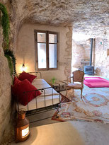  Le salon salle à manger troglodyte du Grand Roc gîte cosy en Touraine pour 15 personnes