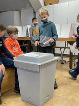 Die Stadt Büdelsdorf stellte uns die grauen Wahlurnen.  Vielen Dank dafür ins Rathaus!