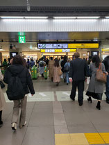 恵比寿駅からの順路西口改札の掲示板含む写真