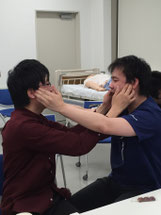 お互いの顎関節を確認(笑)