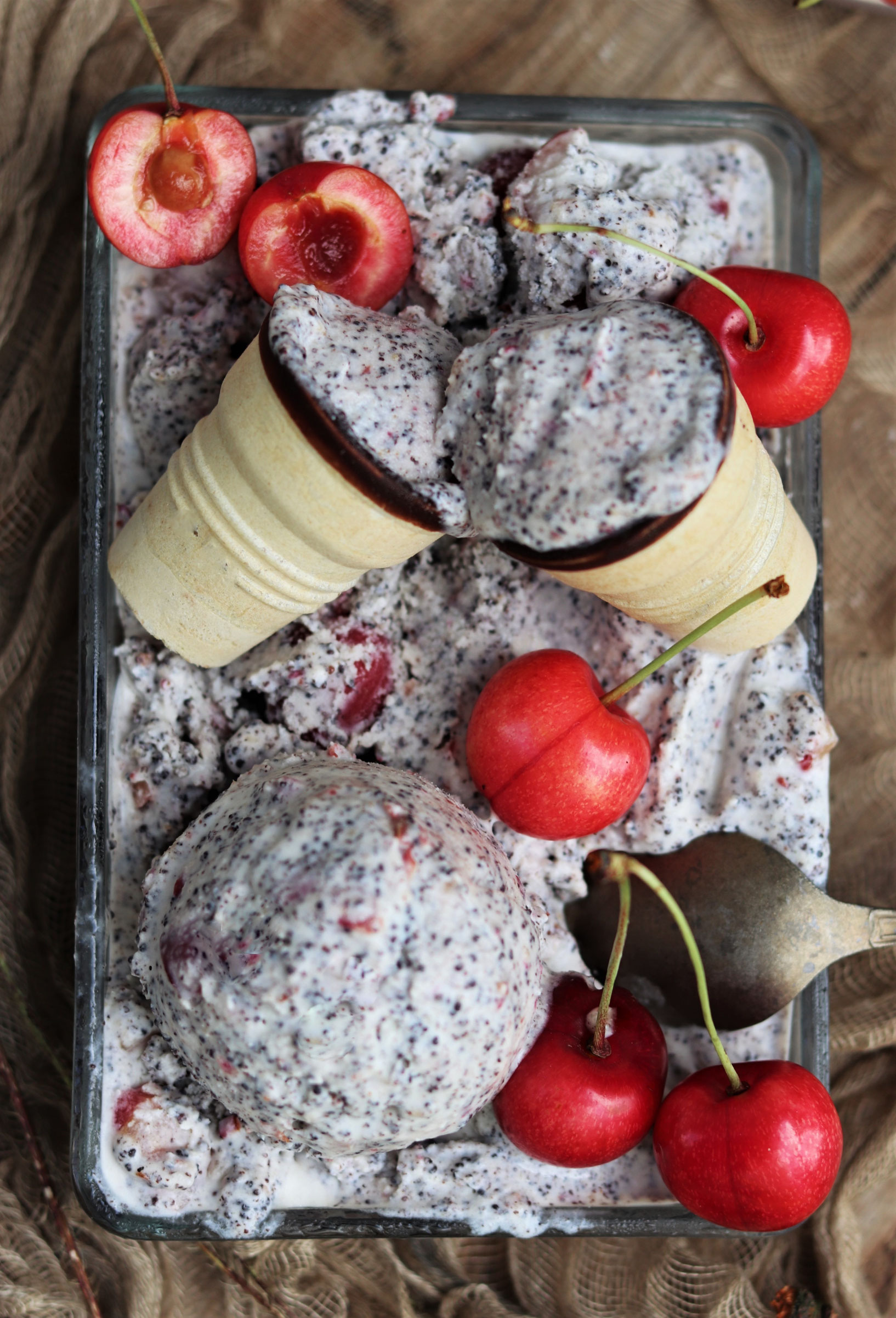 Mohn-Kirsch-Eis - food-stories/ein vegetarischer Foodblog Mohn-Kirsch-Eis - food-stories/ein vegetarischer Foodblog