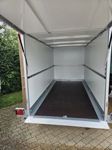 3,7 m x 1,7 m x 1,8 m, 100 km/h