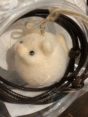 Rook 猫ペンダント(白猫) ¥1,980 フェルト、紐 30㎜×30㎜×30㎜ 紐の長さ(最長84㎝、調整可能)