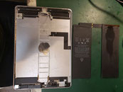 iPadフレームからバッテリーを外した状態