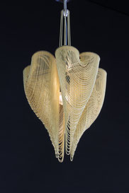 Baby Love Clover ist eine elegante Pendelleuchte aus Metall von willowlamp (african avantgarde). 