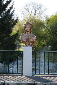 Buste de Marianne sur le pont de la République