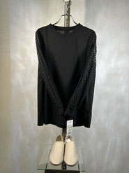 袖パンチングのカットソー  4,290円→1,280円(税込) この季節にちょうどいいアイテムです。〔BLACK)