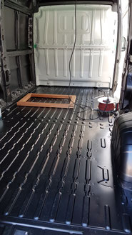 Da, wo der Rahmen liegt, soll mal die Bank hin. Gut zu erkennen, der schräge Sockel am Bodenblech, der noch für viel Mehrarbeit sorgen wird.