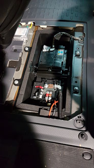 Der Batteriekasten vor dem Fahrersitz