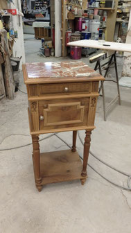 Chevet en noyer massif restauré et vernis