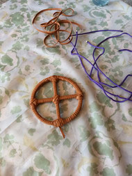 cercles de fer ,croix de bois, lacets de cuir