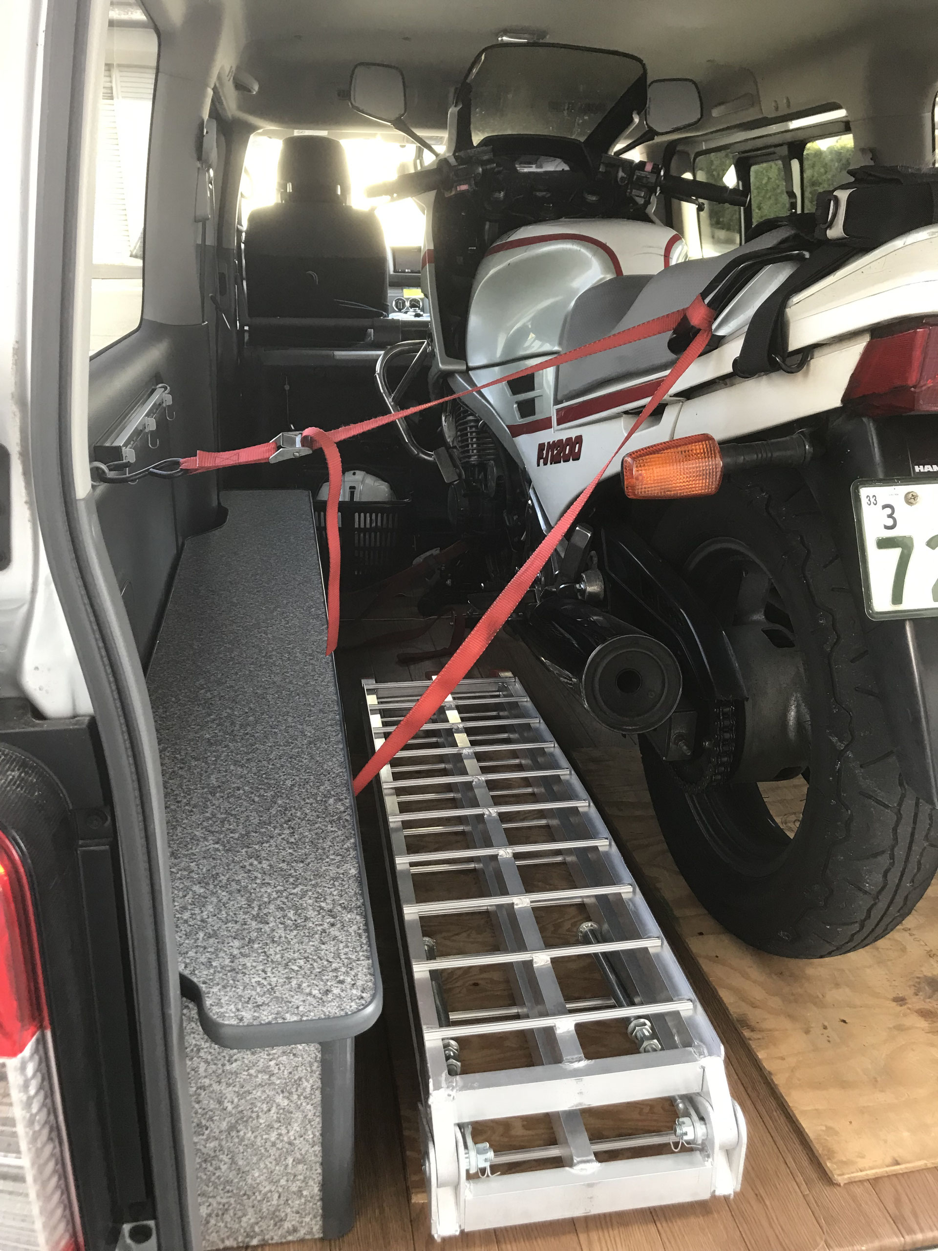バイク用トランポならではの工夫 ハイエース Nv350キャラバン トランポ専門店