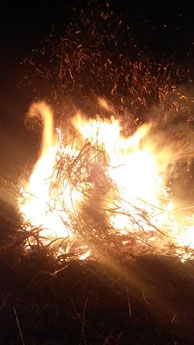 Traditionelles Osterfeuer am Karsamstag