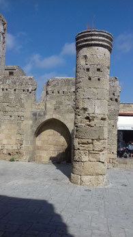 ancien pilier et des portions de murs